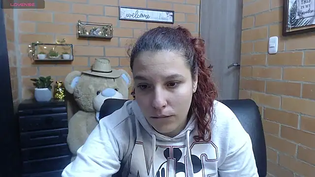 Snapshot of alexia_87 chatting on 09-21-25, 12:38 alexia 87 online show from 09-21-25, 12:38