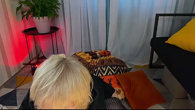Snapshot of EmmyAmbros chatting on 07-19-26, 02:09 EmmyAmbros online show from 07-19-26, 02:09