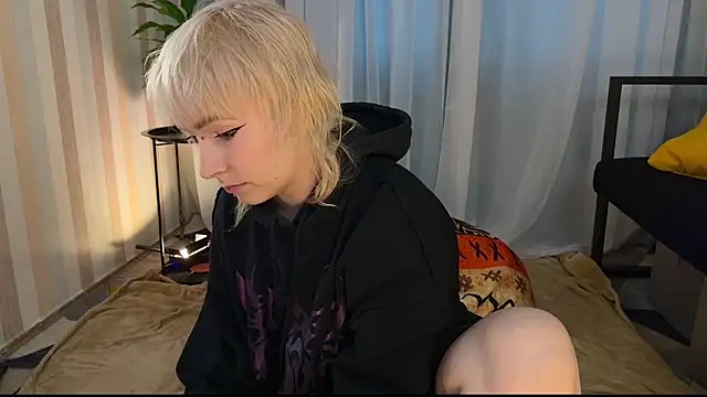 Snapshot of EmmyAmbros chatting on 07-11-26, 01:28 EmmyAmbros online show from 07-11-26, 01:28