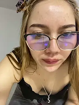 Snapshot of melody-dy chatting on 01-04-25, 10:55 melody-dy online show from 01-04-25, 10:55