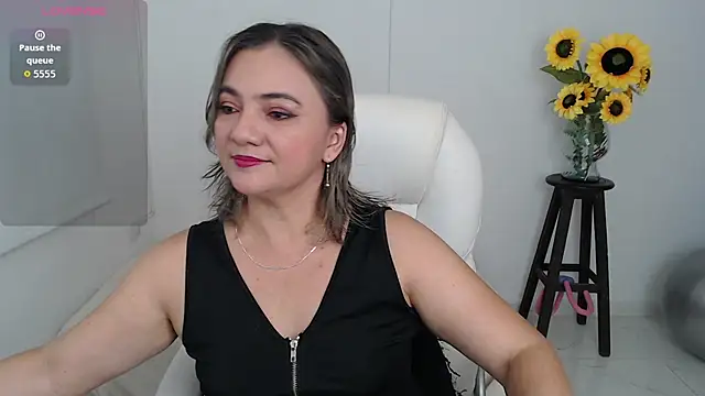 Snapshot of ana_milf chatting on 10-23-25, 01:21 ana milf online show from 10-23-25, 01:21