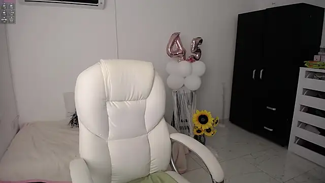 Snapshot of ana_milf chatting on 01-26-25, 01:04 ana milf online show from 01-26-25, 01:04