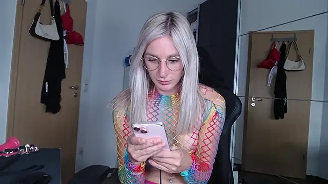 Liana Lou online show from 09-13-25, 03:56