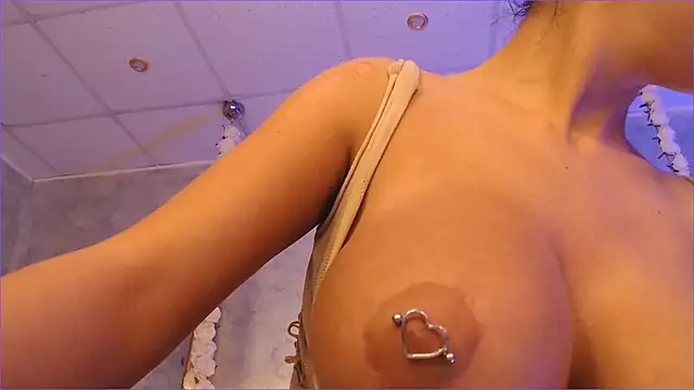 Snapshot of MolyStone chatting on 10-30-25, 08:12 MolyStone online show from 10-30-25, 08:12