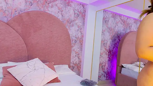 Snapshot of Sara_Desire chatting on 09-25-25, 12:22 Sara Desire online show from 09-25-25, 12:22