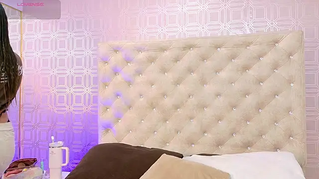 Snapshot of Sara_Desire chatting on 09-28-25, 12:23 Sara Desire online show from 09-28-25, 12:23