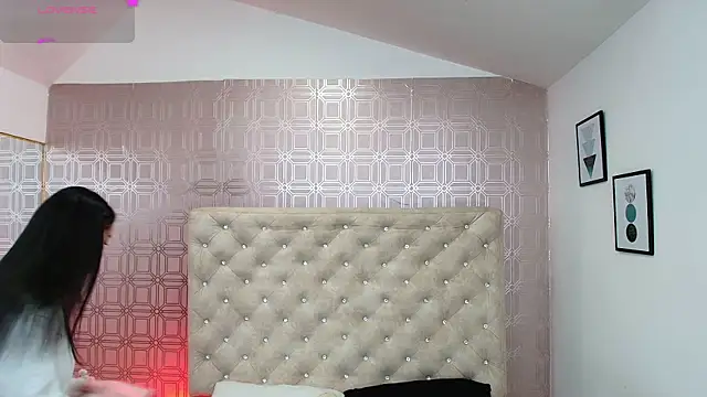 Snapshot of Sara_Desire chatting on 03-06-25, 12:30 Sara Desire online show from 03-06-25, 12:30