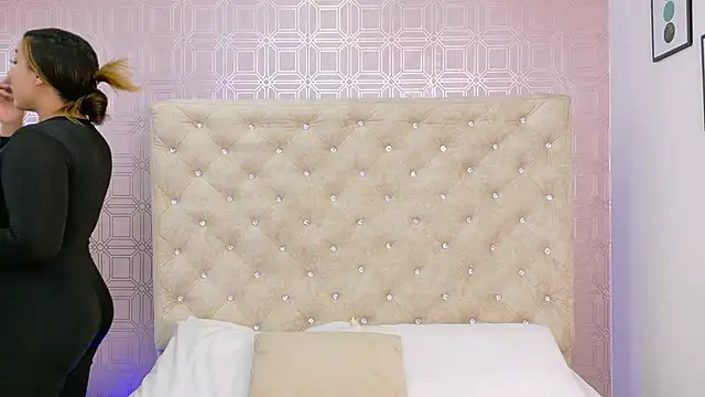 Snapshot of Sara_Desire chatting on 10-10-25, 12:17 Sara Desire online show from 10-10-25, 12:17