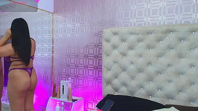 Snapshot of Sara_Desire chatting on 02-28-25, 12:31 Sara Desire online show from 02-28-25, 12:31