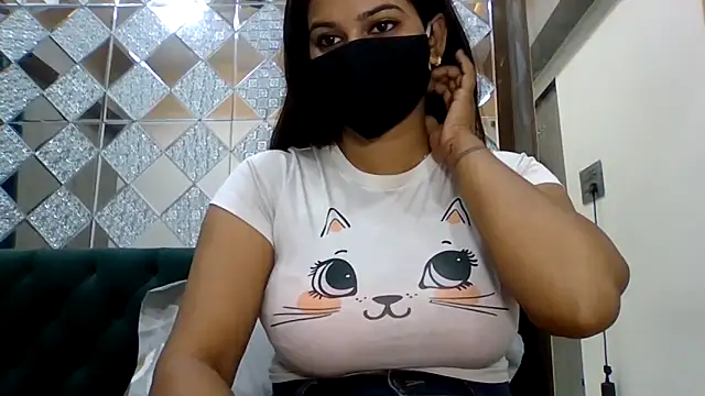 Snapshot of sparkling_queen chatting on 10-17-25, 01:31 sparkling queen online show from 10-17-25, 01:31