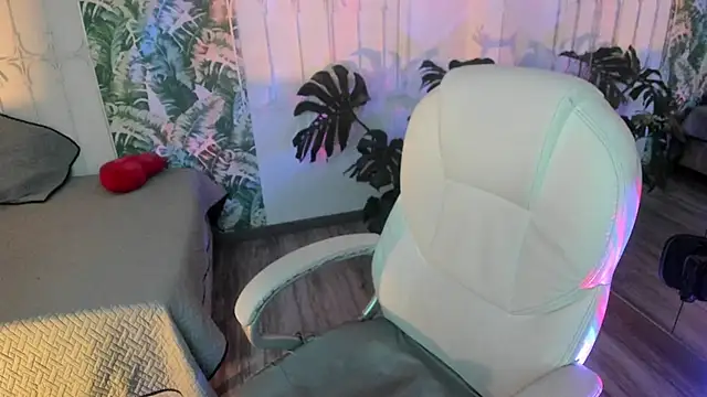 cute hollywood online show from 12-05-25, 08:50