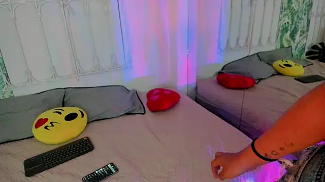 cute hollywood online show from 11-28-25, 08:31