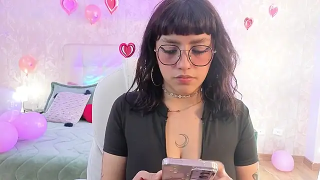 cute hollywood online show from 02-19-26, 07:44