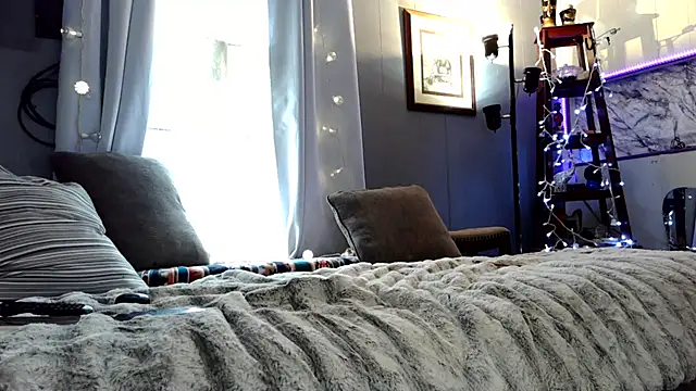 Genevieve143 online show from 11-30-25, 09:15