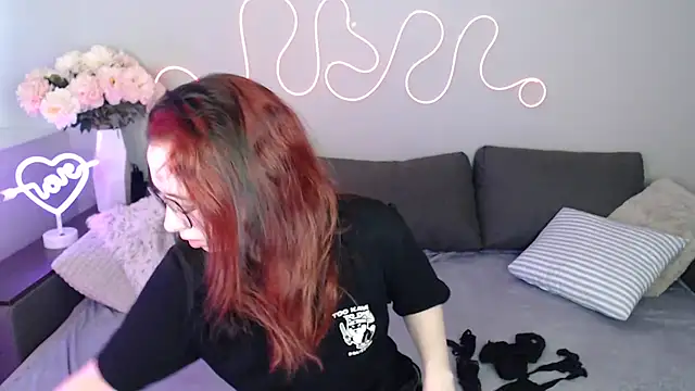 Mini Diva online show from 11-18-25, 09:12