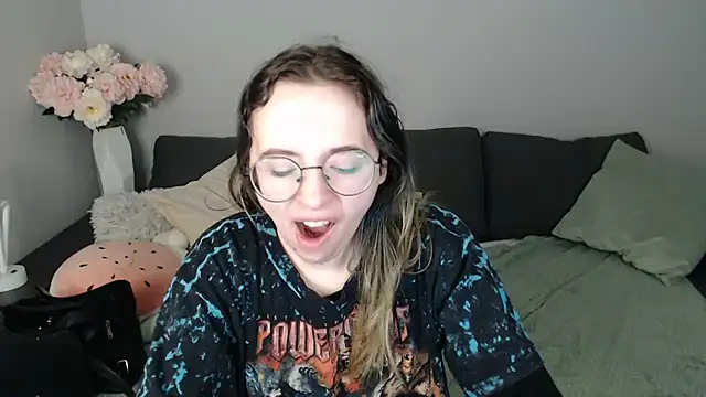 Mini Diva online show from 10-26-25, 09:10