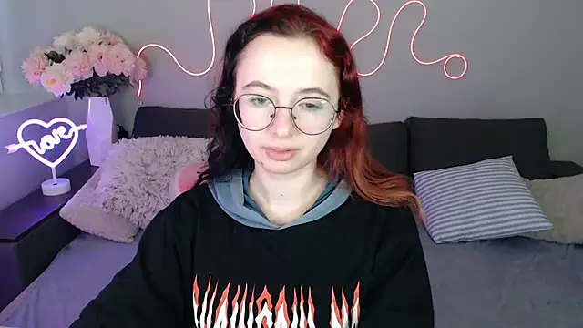 Mini Diva online show from 11-30-25, 09:10