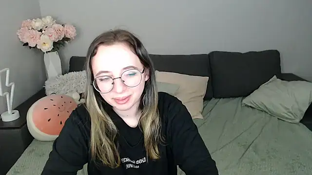 Snapshot of Mini_Diva chatting on 10-12-25, 08:05 Mini Diva online show from 10-12-25, 08:05
