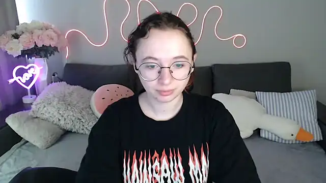 Mini Diva online show from 05-15-26, 08:34