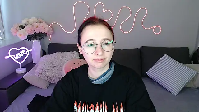 Mini Diva online show from 11-28-25, 09:09