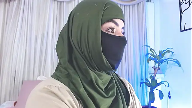 Snapshot of Uzra_hayed chatting on 10-13-25, 08:10 Uzra hayed online show from 10-13-25, 08:10