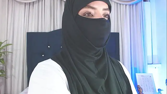 Snapshot of Uzra_hayed chatting on 02-25-25, 10:42 Uzra hayed online show from 02-25-25, 10:42