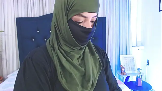 Snapshot of Uzra_hayed chatting on 03-22-25, 08:15 Uzra hayed online show from 03-22-25, 08:15