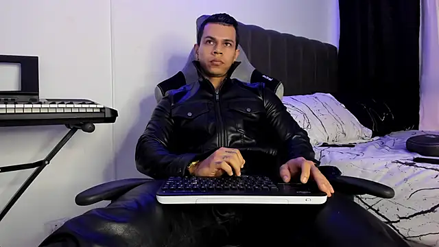 Snapshot of Aron_Dark chatting on 02-15-25, 02:44 Aron Dark online show from 02-15-25, 02:44