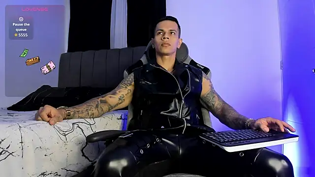 Snapshot of Aron_Dark chatting on 10-02-25, 12:14 Aron Dark online show from 10-02-25, 12:14