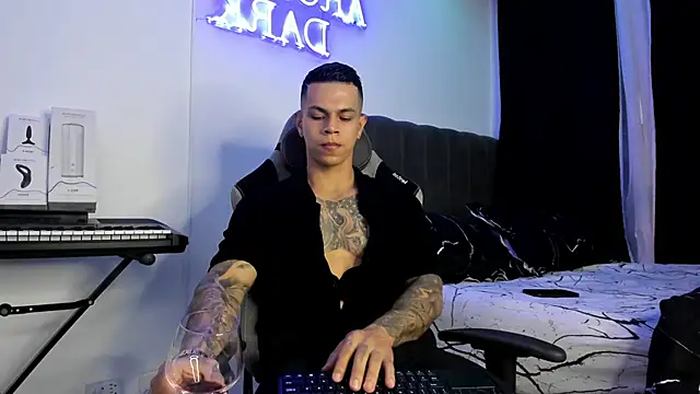 Snapshot of Aron_Dark chatting on 01-25-25, 10:18 Aron Dark online show from 01-25-25, 10:18