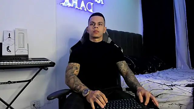Snapshot of Aron_Dark chatting on 01-11-25, 12:55 Aron Dark online show from 01-11-25, 12:55
