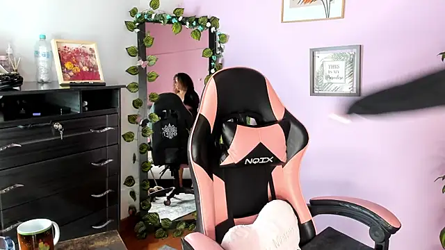 Kenia tompson01 online show from 12-04-25, 11:15