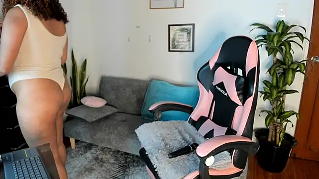 Kenia tompson01 online show from 11-29-25, 09:20