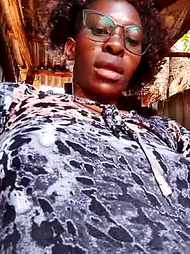 Snapshot of LOVELY-2BERRY chatting on 10-18-25, 09:00 LOVELY-2BERRY online show from 10-18-25, 09:00