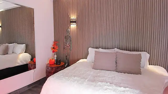 Snapshot of AliceHanz chatting on 10-21-25, 04:23 AliceHanz online show from 10-21-25, 04:23