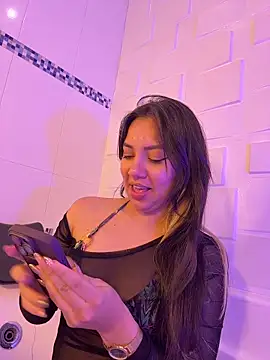 Snapshot of AliceHanz chatting on 12-17-25, 04:39 AliceHanz online show from 12-17-25, 04:39