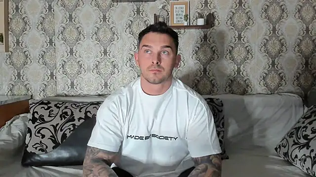 Snapshot of Jonmusclemaster chatting on 02-11-25, 08:20 Jonmusclemaster online show from 02-11-25, 08:20
