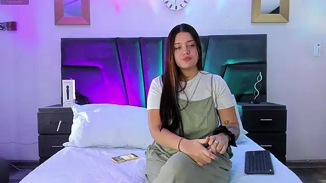 Snapshot of AndreaAndKarina chatting on 01-14-25, 12:35 AndreaAndKarina online show from 01-14-25, 12:35