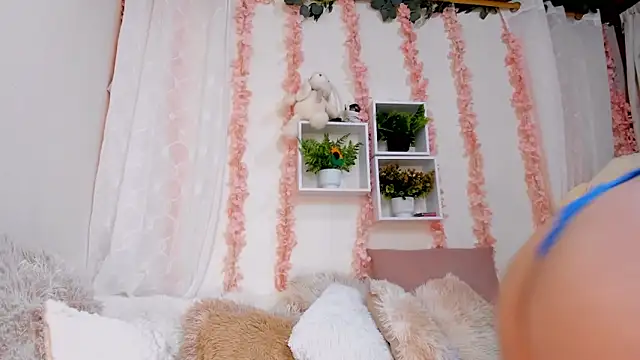 Idara and Edahi01 online show from 10-31-25, 04:14