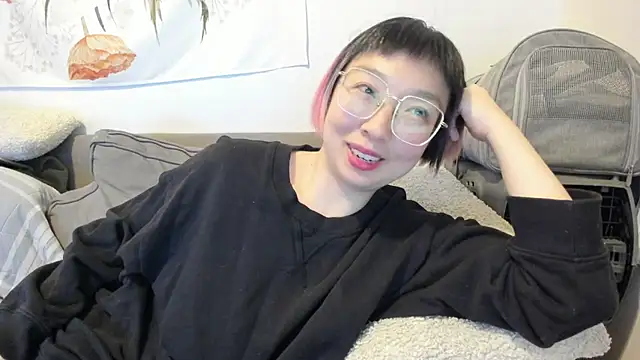 Snapshot of luxgray chatting on 12-20-25, 11:07 luxgray online show from 12-20-25, 11:07