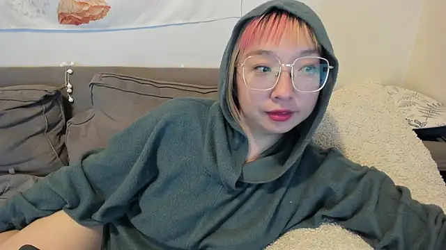 Snapshot of luxgray chatting on 12-21-24, 02:19 luxgray online show from 12-21-24, 02:19