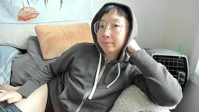 Snapshot of luxgray chatting on 12-15-25, 08:14 luxgray online show from 12-15-25, 08:14