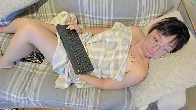 Snapshot of luxgray chatting on 10-16-25, 11:46 luxgray online show from 10-16-25, 11:46