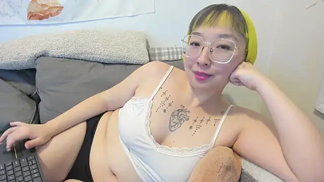 Snapshot of luxgray chatting on 02-14-26, 11:16 luxgray online show from 02-14-26, 11:16