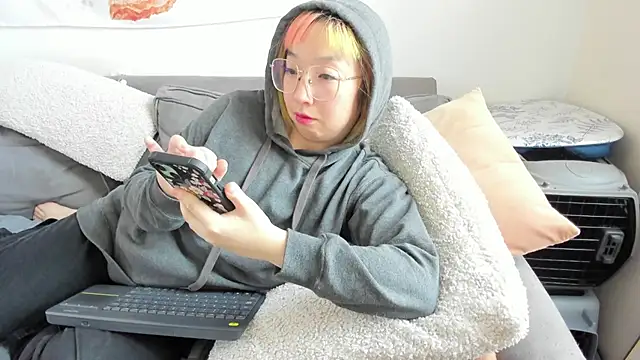 Snapshot of luxgray chatting on 12-19-24, 05:50 luxgray online show from 12-19-24, 05:50