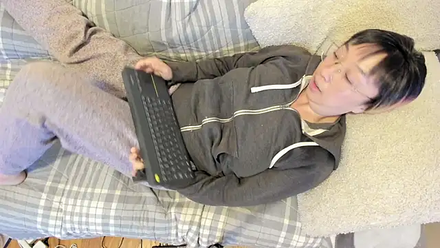 Snapshot of luxgray chatting on 10-16-25, 01:03 luxgray online show from 10-16-25, 01:03