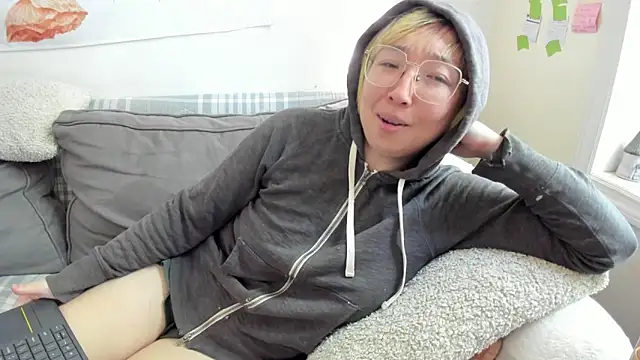 Snapshot of luxgray chatting on 06-21-26, 01:28 luxgray online show from 06-21-26, 01:28