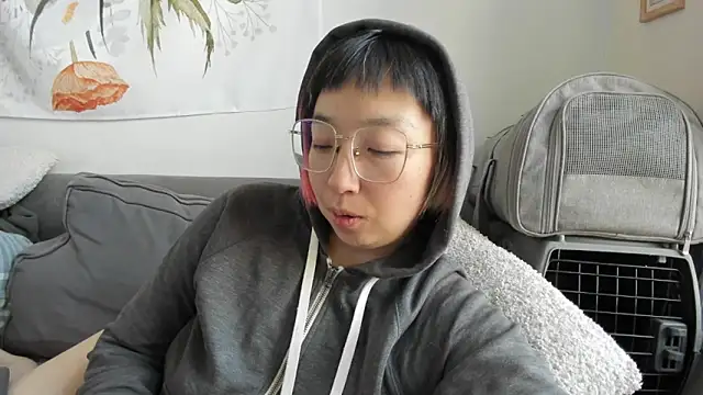 Snapshot of luxgray chatting on 12-21-25, 05:47 luxgray online show from 12-21-25, 05:47