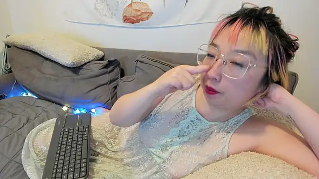 Snapshot of luxgray chatting on 12-25-24, 06:20 luxgray online show from 12-25-24, 06:20