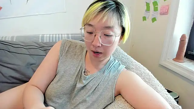 Snapshot of luxgray chatting on 06-13-26, 08:40 luxgray online show from 06-13-26, 08:40
